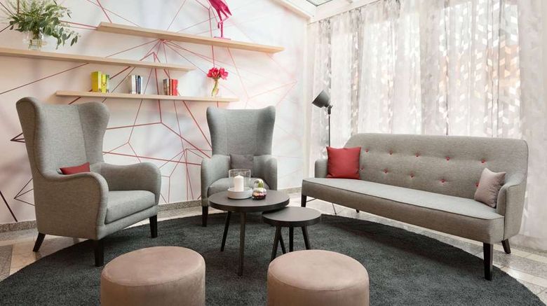 <b>Ramada Munich Airport Lobby</b>. Images powered by <a href="https://iceportal.shijigroup.com/" title="IcePortal" target="_blank">IcePortal</a>.