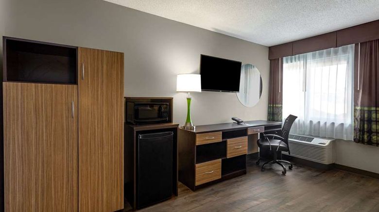 <b>Super 8 by Wyndham South Holland Room</b>. Images powered by <a href="https://iceportal.shijigroup.com/" title="IcePortal" target="_blank">IcePortal</a>.