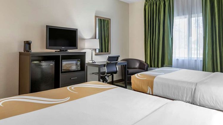 Quality Inn & Suites Bay City Room