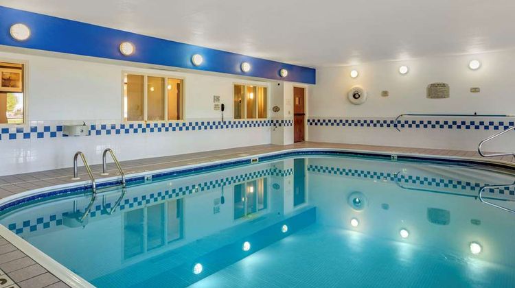 Quality Inn & Suites Bay City Pool