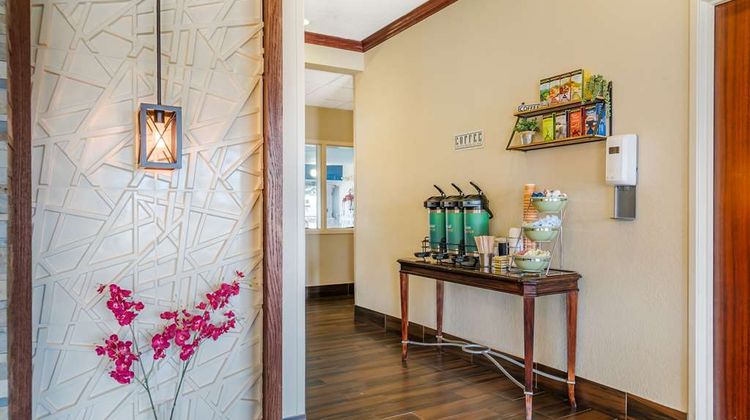 Quality Inn & Suites Bay City Lobby