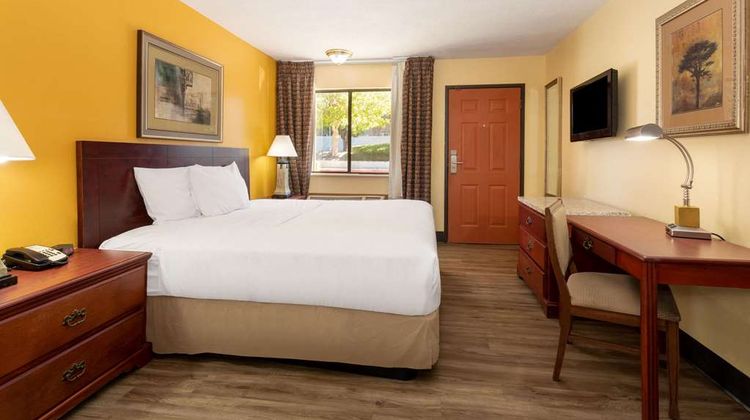 Travelodge by Wyndham Albuquerque East Room