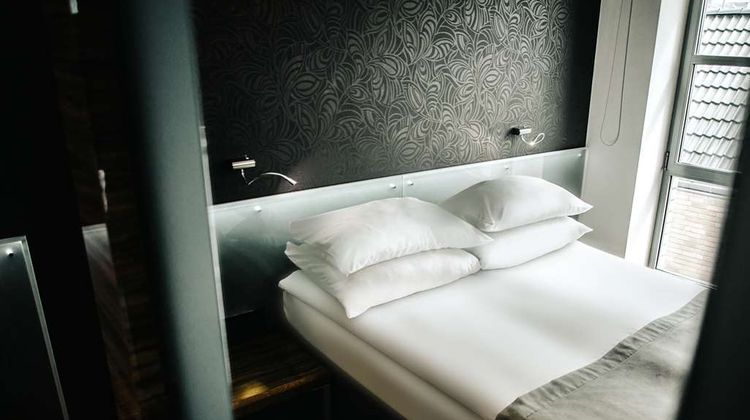 Q Hotel Grand Cru Room