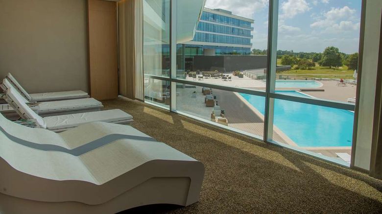 <b>Hilton Pilar Pool</b>. Images powered by <a href="https://iceportal.shijigroup.com/" title="IcePortal" target="_blank">IcePortal</a>.