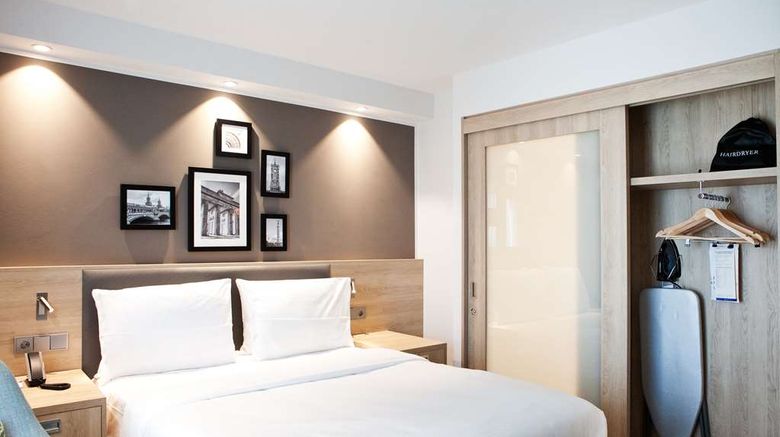 <b>Hampton by Hilton Berlin City East Side Room</b>. Images powered by <a href="https://iceportal.shijigroup.com/" title="IcePortal" target="_blank">IcePortal</a>.