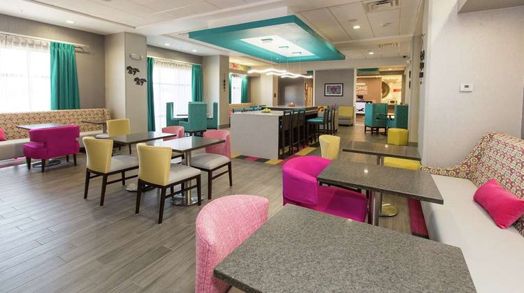 Hampton Inn Mustang Lobby