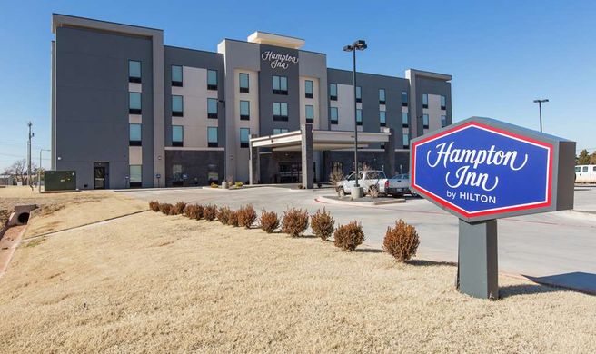 Hampton Inn Mustang Exterior