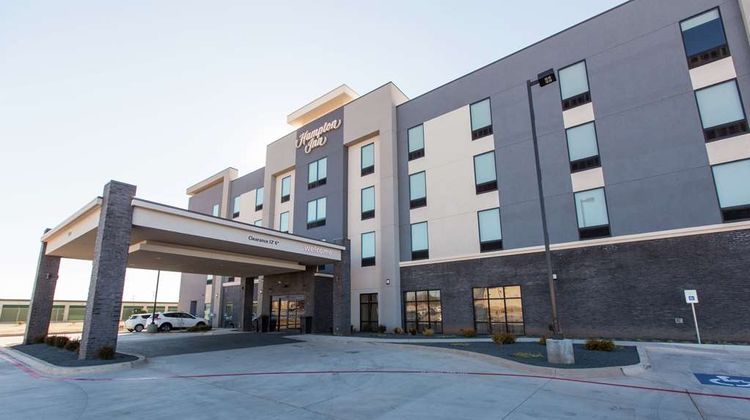 Hampton Inn Mustang Exterior