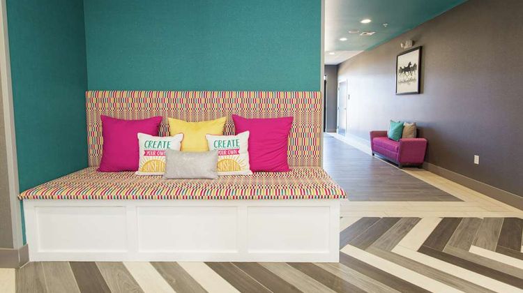 Hampton Inn Mustang Lobby