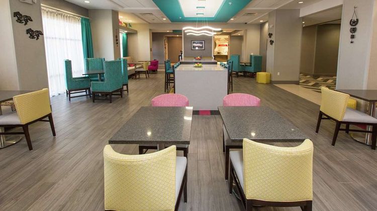 Hampton Inn Mustang Lobby