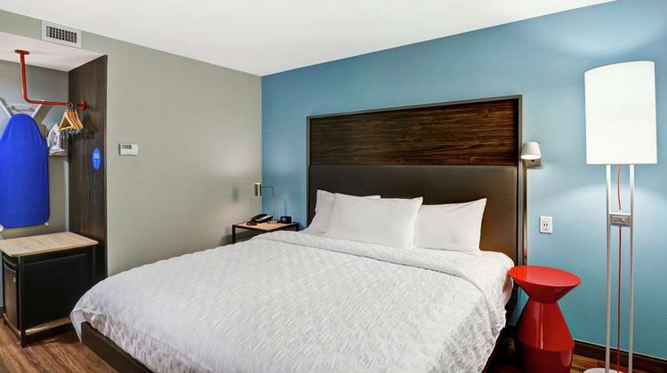 Tru by Hilton Louisville South Room