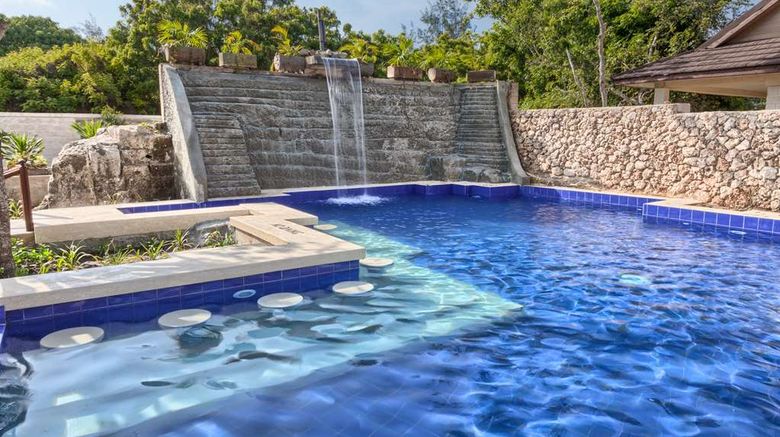 <b>Leopard Beach Resort and Spa Pool</b>. Images powered by <a href="https://iceportal.shijigroup.com/" title="IcePortal" target="_blank">IcePortal</a>.