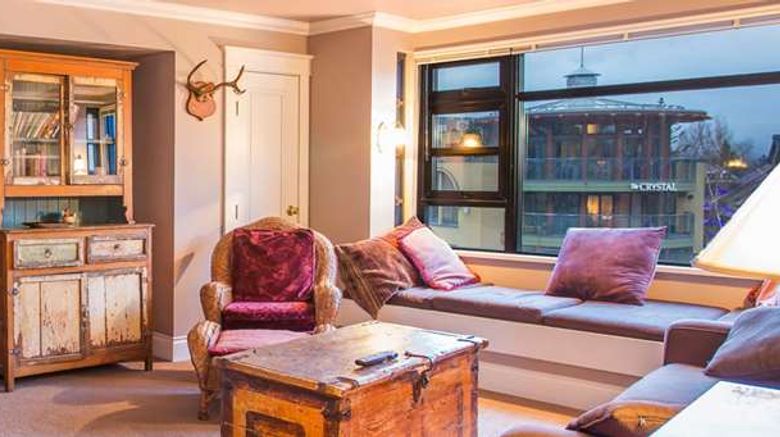 <b>Carleton Lodge Suite</b>. Images powered by <a href="https://iceportal.shijigroup.com/" title="IcePortal" target="_blank">IcePortal</a>.