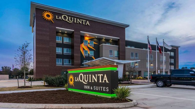 <b>La Quinta Inn & Suites Spring Exterior</b>. Images powered by <a href="https://iceportal.shijigroup.com/" title="IcePortal" target="_blank">IcePortal</a>.