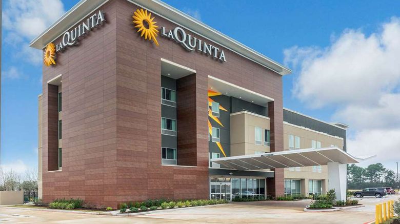 <b>La Quinta Inn & Suites Spring Exterior</b>. Images powered by <a href="https://iceportal.shijigroup.com/" title="IcePortal" target="_blank">IcePortal</a>.