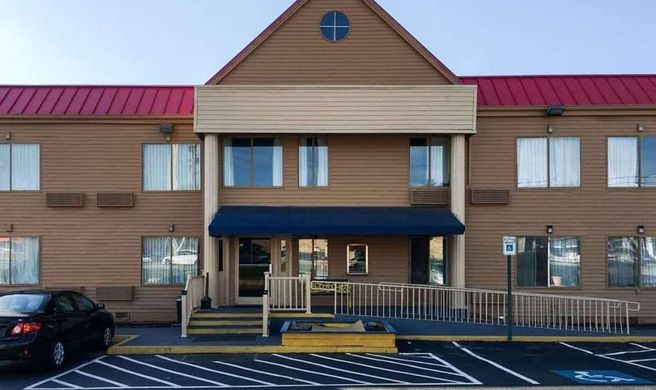 Days Inn by Wyndham Thomson Exterior