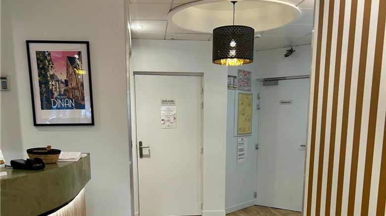 <b>Hotel Le Challonge Lobby</b>. Images powered by <a href="https://iceportal.shijigroup.com/" title="IcePortal" target="_blank">IcePortal</a>.