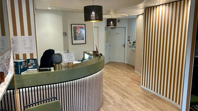 <b>Hotel Le Challonge Lobby</b>. Images powered by <a href="https://iceportal.shijigroup.com/" title="IcePortal" target="_blank">IcePortal</a>.