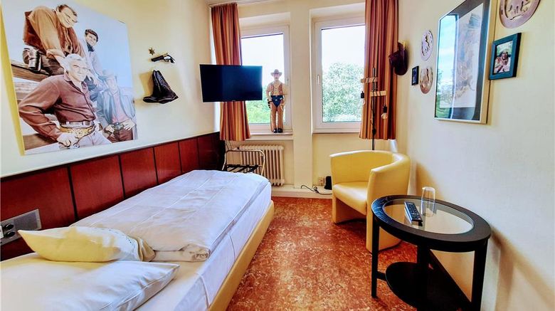 <b>Retro-Art-Hotel Luenen Room</b>. Images powered by <a href="https://iceportal.shijigroup.com/" title="IcePortal" target="_blank">IcePortal</a>.