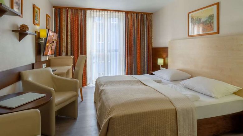 <b>Astor Hotel Room</b>. Images powered by <a href="https://iceportal.shijigroup.com/" title="IcePortal" target="_blank">IcePortal</a>.