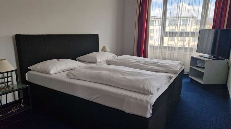 <b>City Hotel Reutlingen Suite</b>. Images powered by <a href="https://iceportal.shijigroup.com/" title="IcePortal" target="_blank">IcePortal</a>.