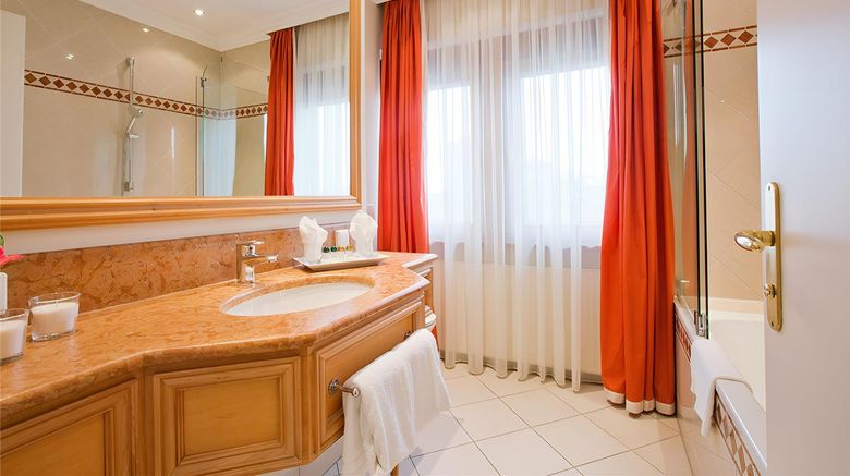 <b>Central Hotel Kaiserhof Suite</b>. Images powered by <a href="https://iceportal.shijigroup.com/" title="IcePortal" target="_blank">IcePortal</a>.