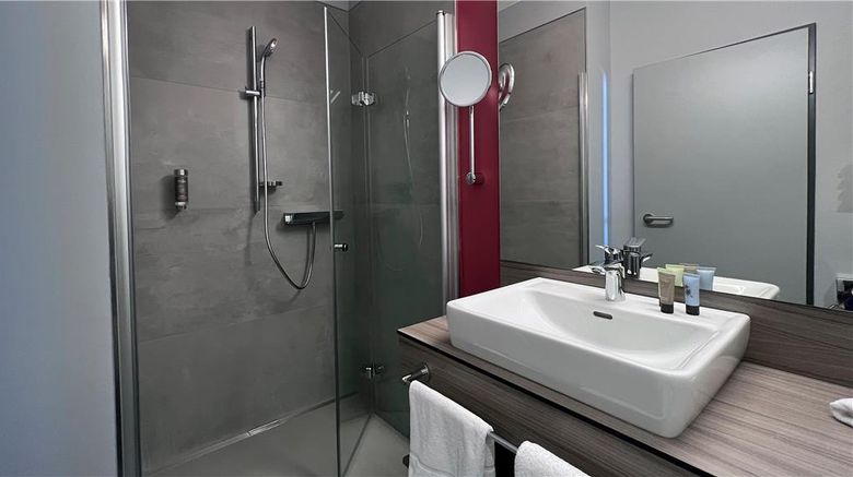 <b>Median Hotel Room</b>. Images powered by <a href="https://iceportal.shijigroup.com/" title="IcePortal" target="_blank">IcePortal</a>.