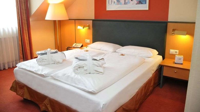 <b>Court Hotel Room</b>. Images powered by <a href="https://iceportal.shijigroup.com/" title="IcePortal" target="_blank">IcePortal</a>.