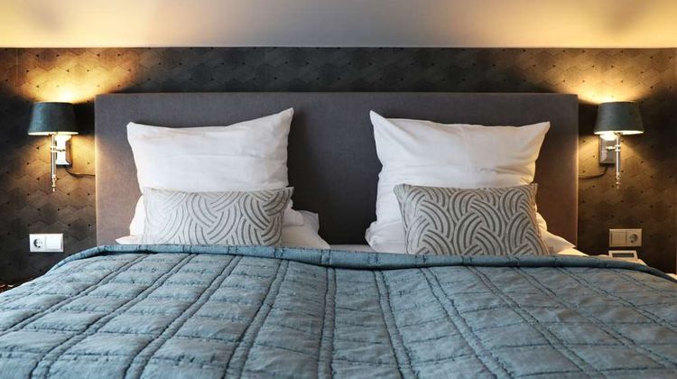 Court Hotel Suite
