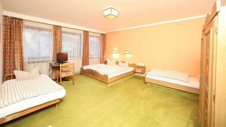 <b>Schuster Hotel Room</b>. Images powered by <a href="https://iceportal.shijigroup.com/" title="IcePortal" target="_blank">IcePortal</a>.