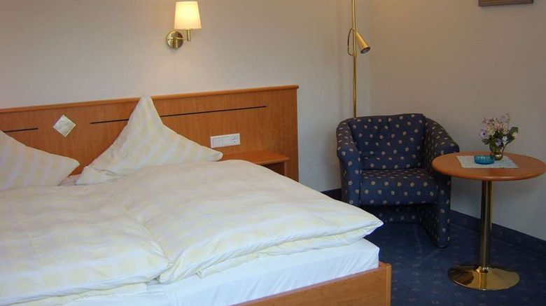 <b>Schuster Hotel Room</b>. Images powered by <a href="https://iceportal.shijigroup.com/" title="IcePortal" target="_blank">IcePortal</a>.