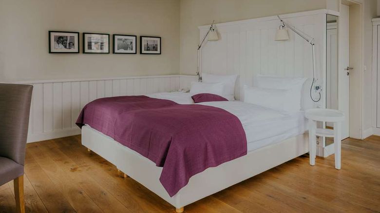 <b>Bad-Hotel Room</b>. Images powered by <a href="https://iceportal.shijigroup.com/" title="IcePortal" target="_blank">IcePortal</a>.