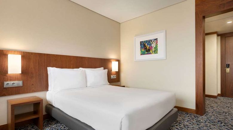 <b>Ramada Lisbon Room</b>. Images powered by <a href="https://iceportal.shijigroup.com/" title="IcePortal" target="_blank">IcePortal</a>.