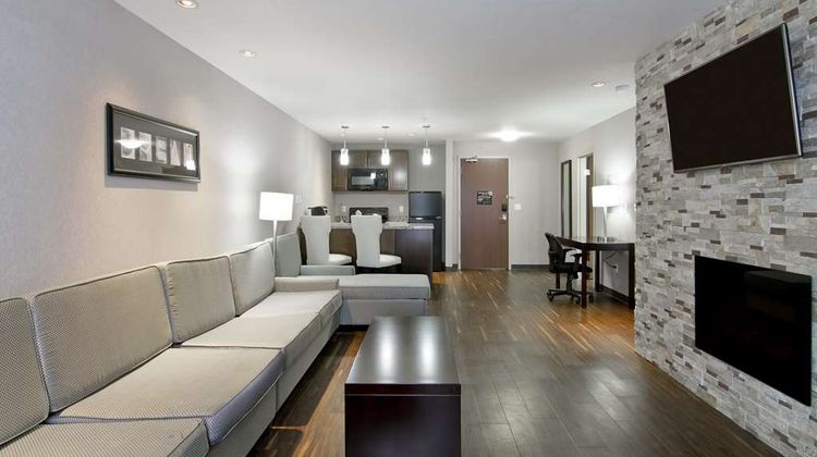 Home Inn & Suites Regina Airport Hotel Room