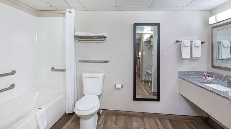 Days Inn by Wyndham Knoxville North Room
