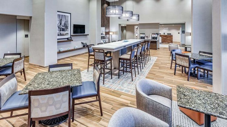 Hampton Inn & Suites Kittery Lobby