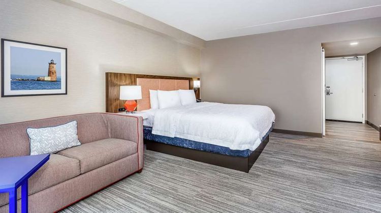 Hampton Inn & Suites Kittery Room