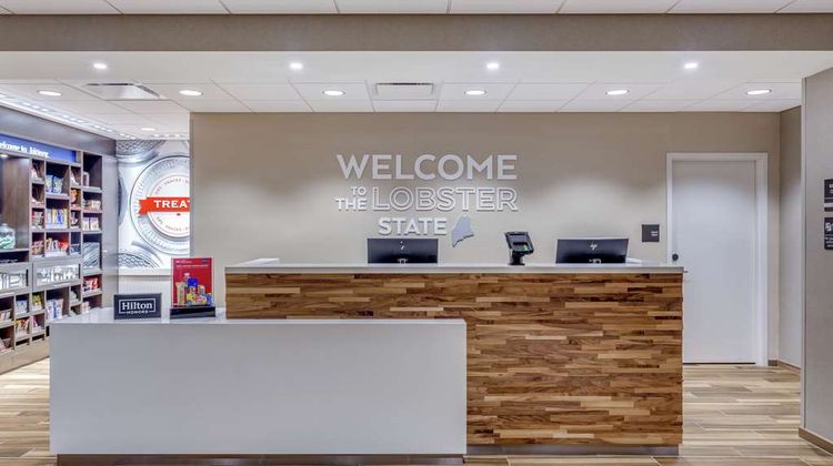 Hampton Inn & Suites Kittery Lobby
