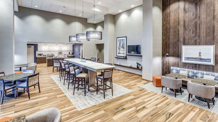 Hampton Inn & Suites Kittery Lobby