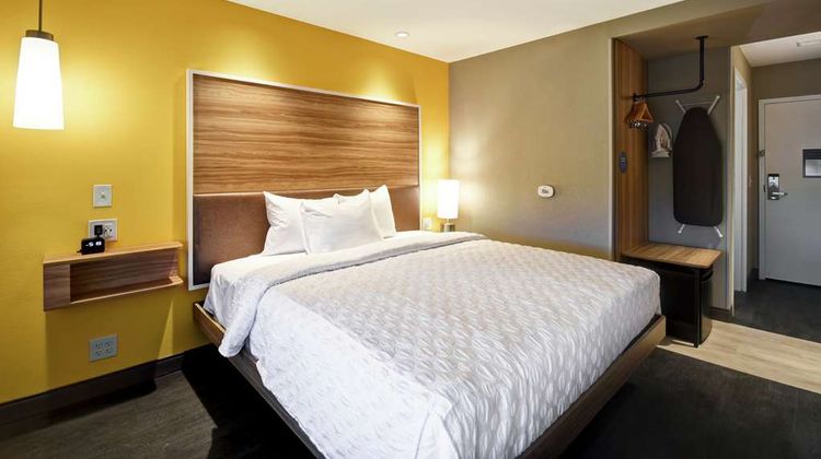 Tru by Hilton Louisville Airport Room