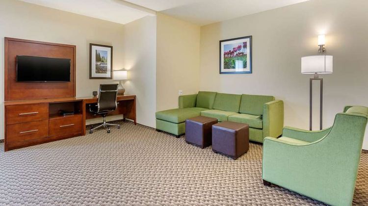 Comfort Suites Burlington Suite