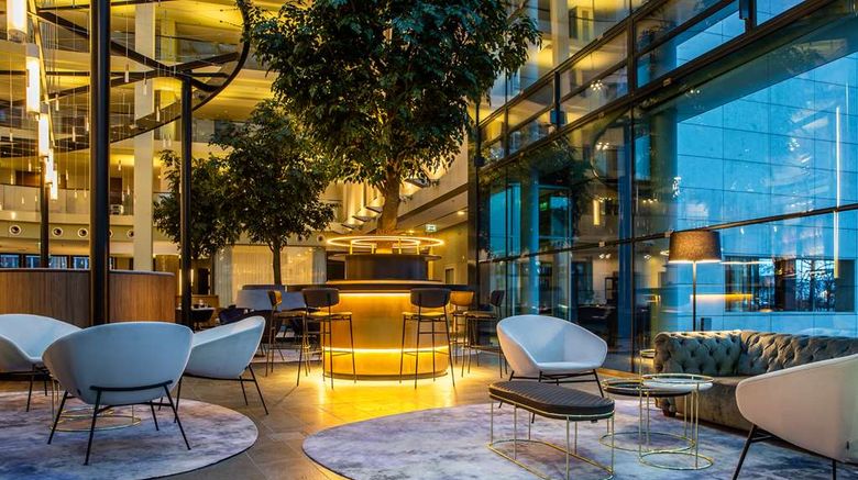 <b>Radisson Blu Hotel Cologne Lobby</b>. Images powered by <a href="https://iceportal.shijigroup.com/" title="IcePortal" target="_blank">IcePortal</a>.