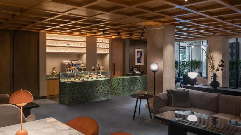 <b>Radisson Blu Hotel, Dubai Deira Creek Lobby</b>. Images powered by <a href="https://iceportal.shijigroup.com/" title="IcePortal" target="_blank">IcePortal</a>.