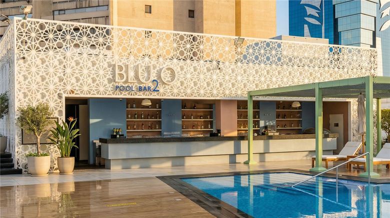 <b>Radisson Blu Hotel, Dubai Deira Creek Pool</b>. Images powered by <a href="https://iceportal.shijigroup.com/" title="IcePortal" target="_blank">IcePortal</a>.