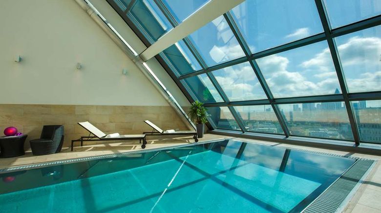 <b>Radisson Blu Hotel Frankfurt Pool</b>. Images powered by <a href="https://iceportal.shijigroup.com/" title="IcePortal" target="_blank">IcePortal</a>.