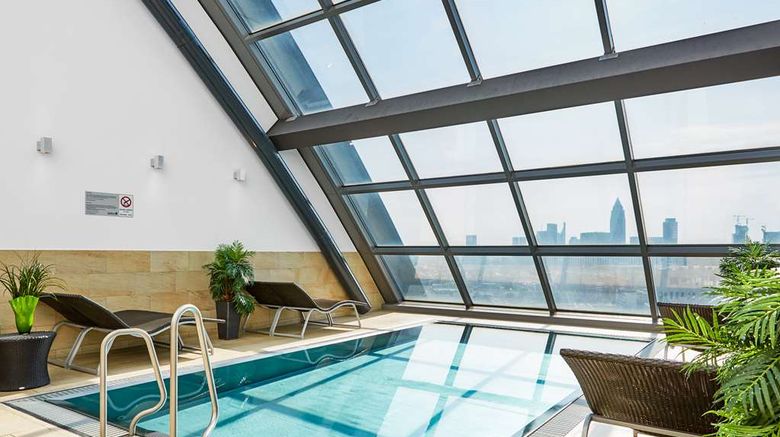 <b>Radisson Blu Hotel Frankfurt Pool</b>. Images powered by <a href="https://iceportal.shijigroup.com/" title="IcePortal" target="_blank">IcePortal</a>.