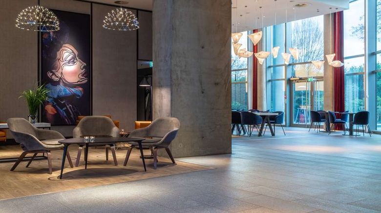 <b>Radisson Blu Hotel Frankfurt Lobby</b>. Images powered by <a href="https://iceportal.shijigroup.com/" title="IcePortal" target="_blank">IcePortal</a>.