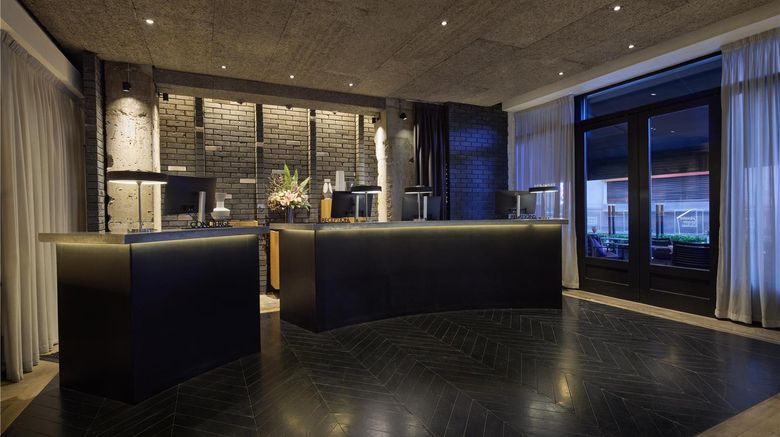 <b>Radisson Blu Hotel, London Leicester Squ Lobby</b>. Images powered by <a href="https://iceportal.shijigroup.com/" title="IcePortal" target="_blank">IcePortal</a>.