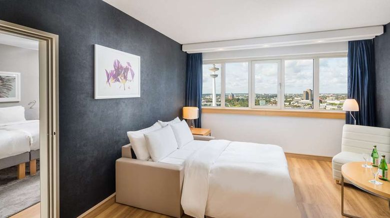 <b>Radisson Blu Hotel, Hamburg Suite</b>. Images powered by <a href="https://iceportal.shijigroup.com/" title="IcePortal" target="_blank">IcePortal</a>.