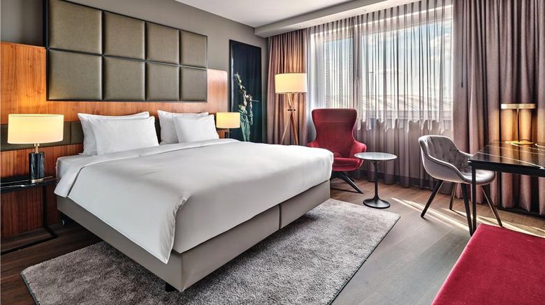 <b>Radisson Blu Hotel, Hamburg Airport Suite</b>. Images powered by <a href="https://iceportal.shijigroup.com/" title="IcePortal" target="_blank">IcePortal</a>.